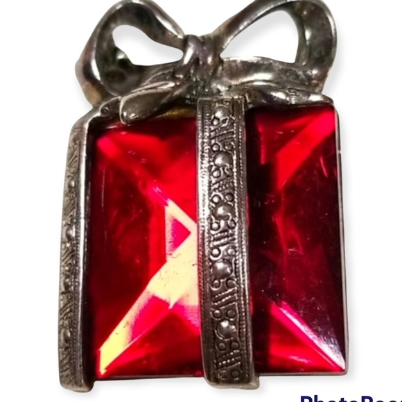 Vintage Festive Mid Century Ruby Glass Silver Tone Present Brooch Pin - Picture 2 of 11
